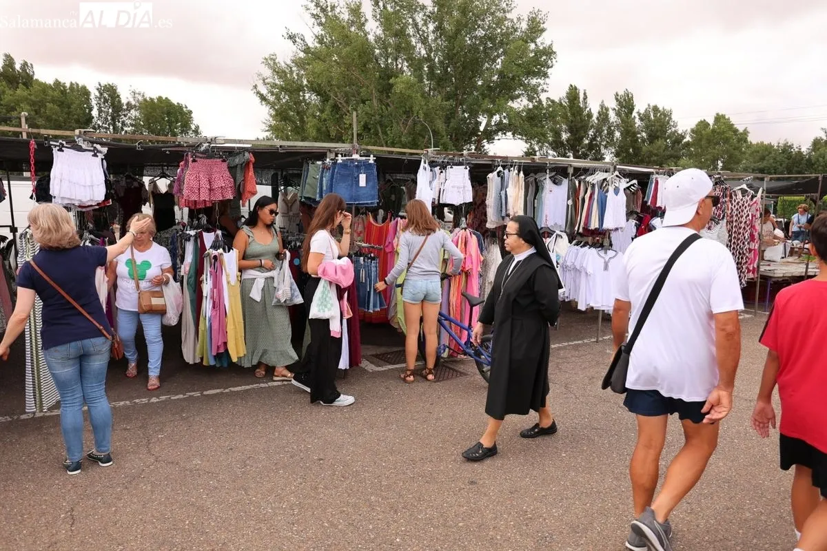 Ambiente en el Rastro de Salamanca esta mañana. Fotos: David Sañudo