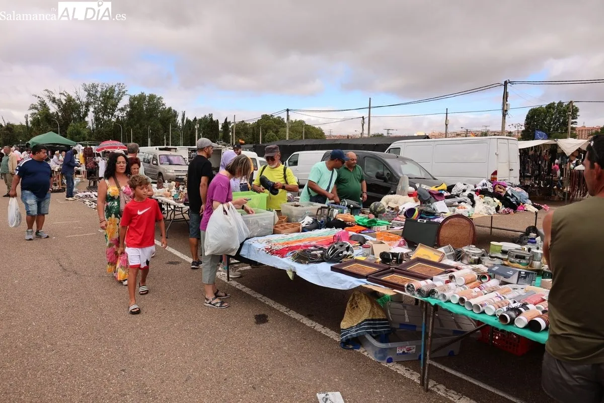 Ambiente en el Rastro de Salamanca esta mañana. Fotos: David Sañudo