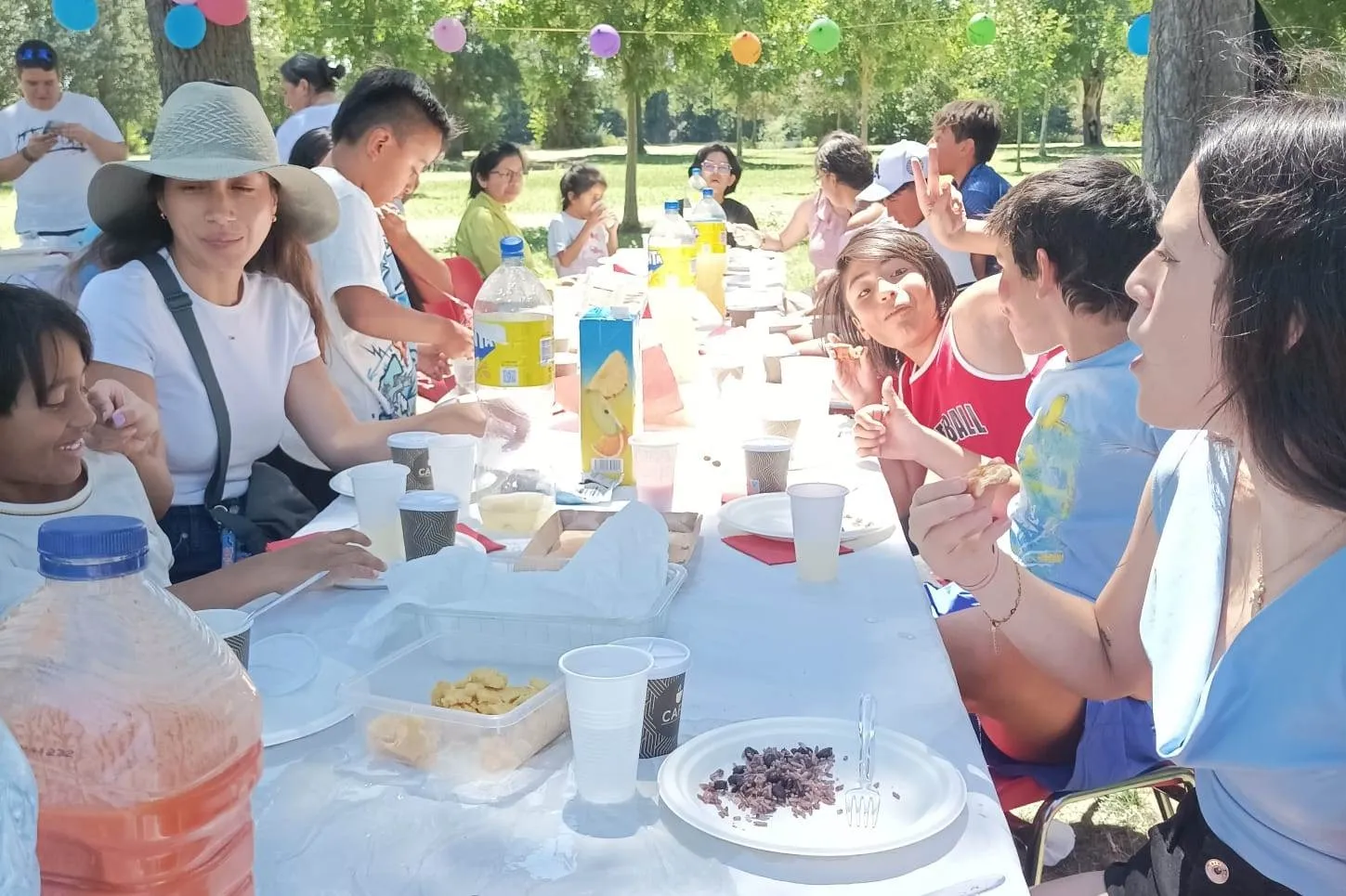Foto 2 - Concluye con una fiesta en la Alameda Vieja el campamento urbano de C&aacute;ritas