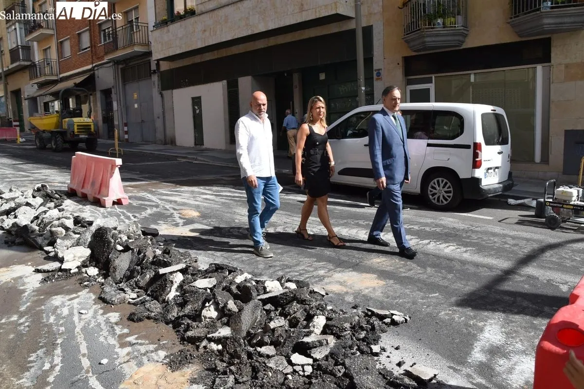 Carlos García Carbayo, alcalde de Salamanca, en su visita a las obras del Camino de las Aguas | FOTOS: Miguel González 