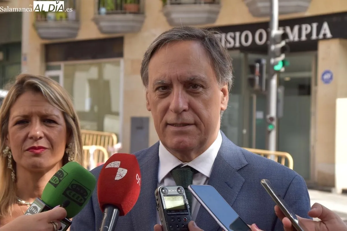 Carlos García Carbayo, alcalde de Salamanca, en su visita a las obras del Camino de las Aguas | FOTOS: Miguel González 