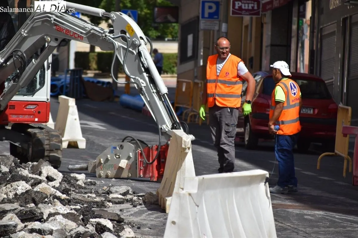 Carlos García Carbayo, alcalde de Salamanca, en su visita a las obras del Camino de las Aguas | FOTOS: Miguel González 