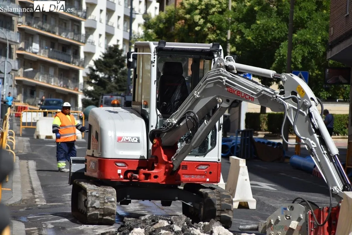 Carlos García Carbayo, alcalde de Salamanca, en su visita a las obras del Camino de las Aguas | FOTOS: Miguel González 