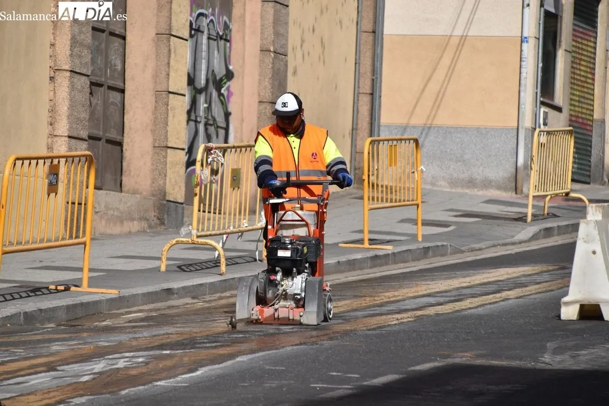 Carlos García Carbayo, alcalde de Salamanca, en su visita a las obras del Camino de las Aguas | FOTOS: Miguel González 