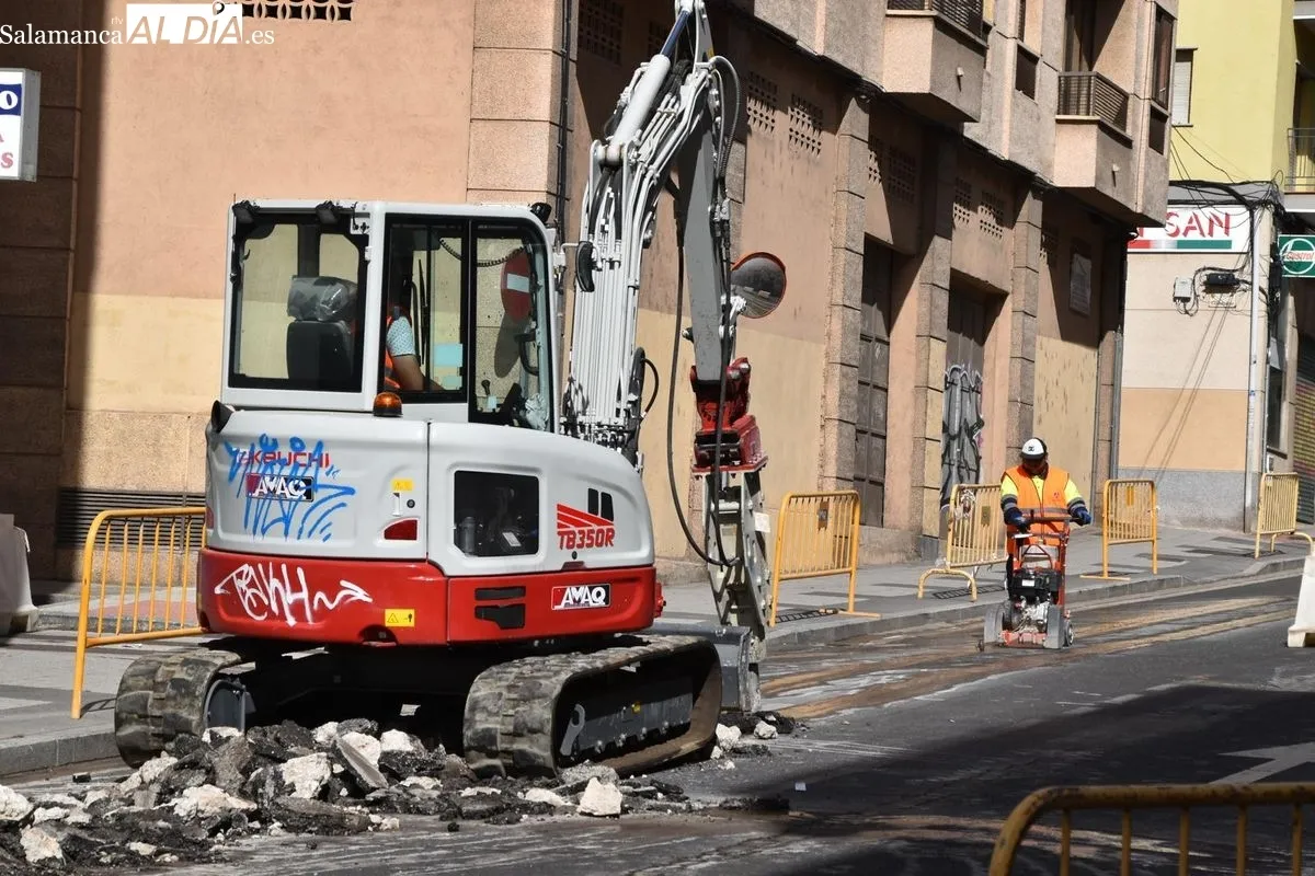Carlos García Carbayo, alcalde de Salamanca, en su visita a las obras del Camino de las Aguas | FOTOS: Miguel González 