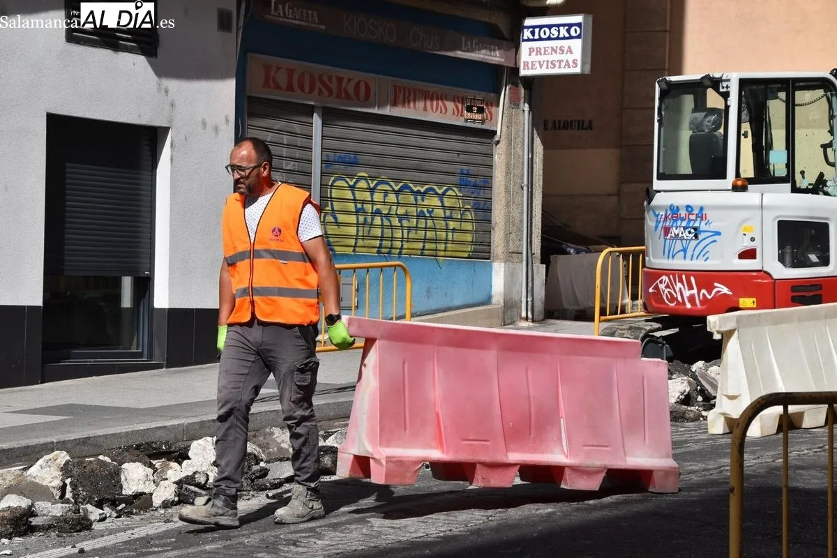 Carlos García Carbayo, alcalde de Salamanca, en su visita a las obras del Camino de las Aguas | FOTOS: Miguel González 