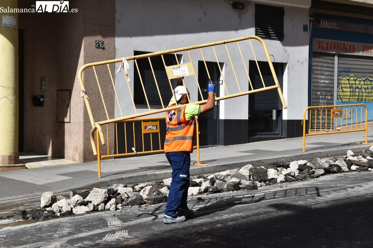 Carlos García Carbayo, alcalde de Salamanca, en su visita a las obras del Camino de las Aguas | FOTOS: Miguel González 