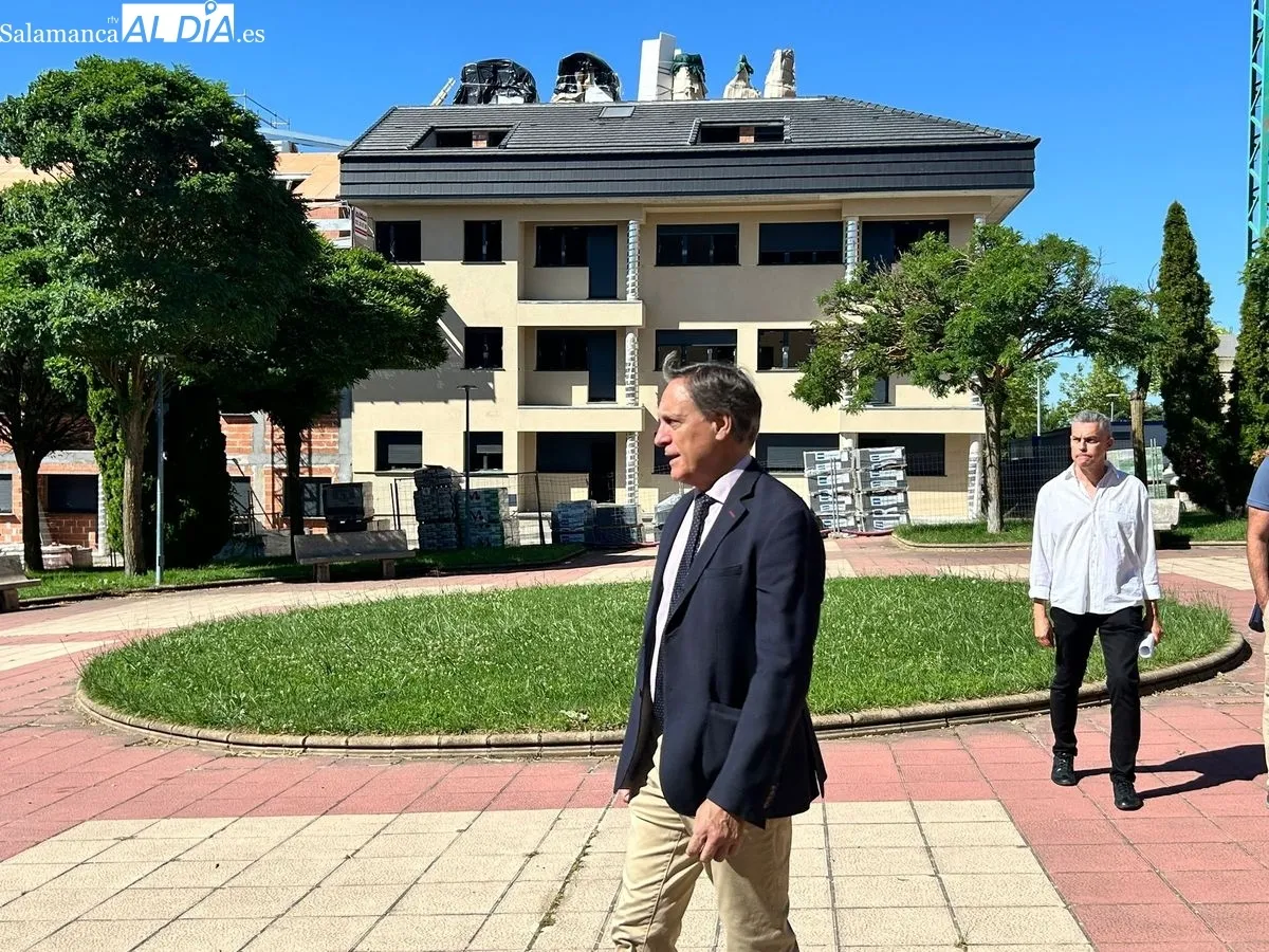 El primer edil ha podido comprobar el buen ritmo de los trabajos en el edificio de la avenida Obispo Sancho de Castilla 20-30, en Pizarrales. Foto de Elena Rodríguez