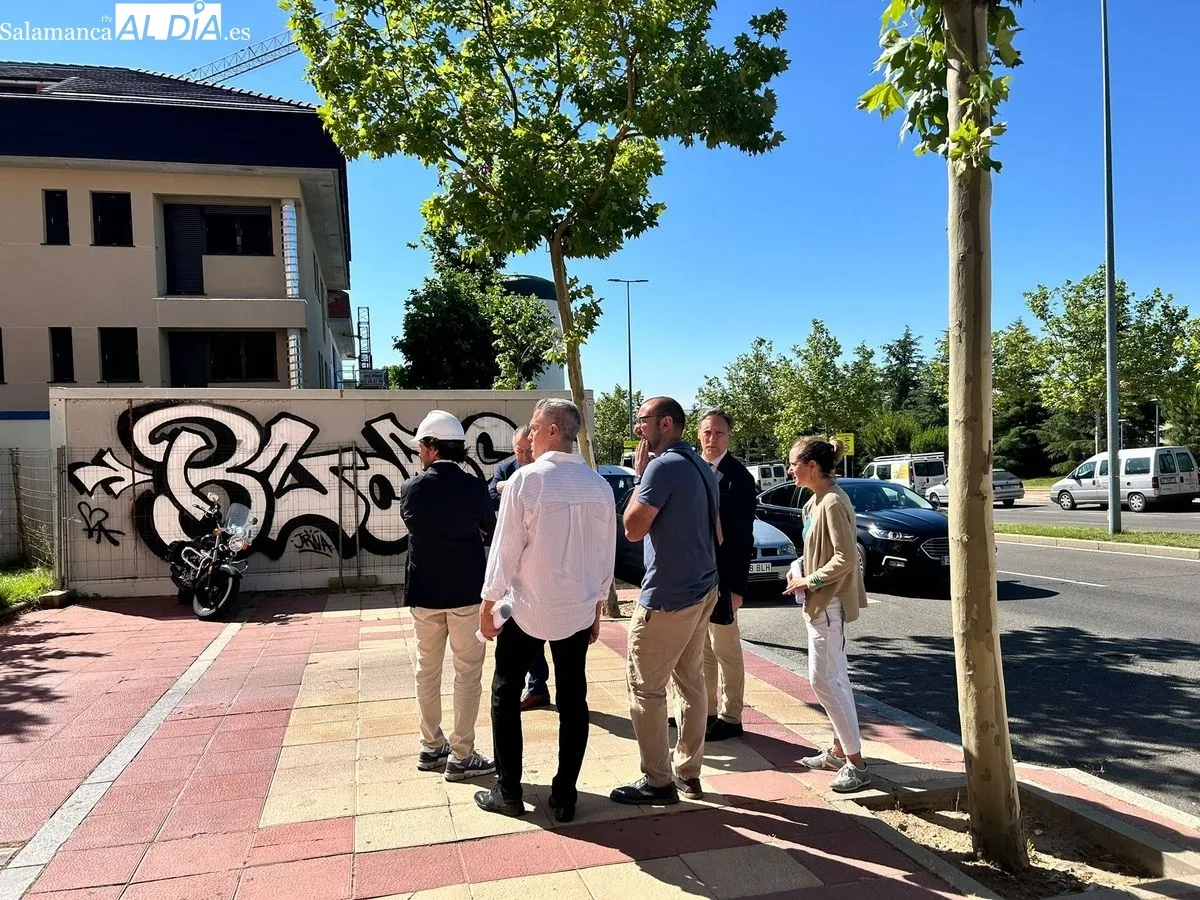 El primer edil ha podido comprobar el buen ritmo de los trabajos en el edificio de la avenida Obispo Sancho de Castilla 20-30, en Pizarrales. Foto de Elena Rodríguez