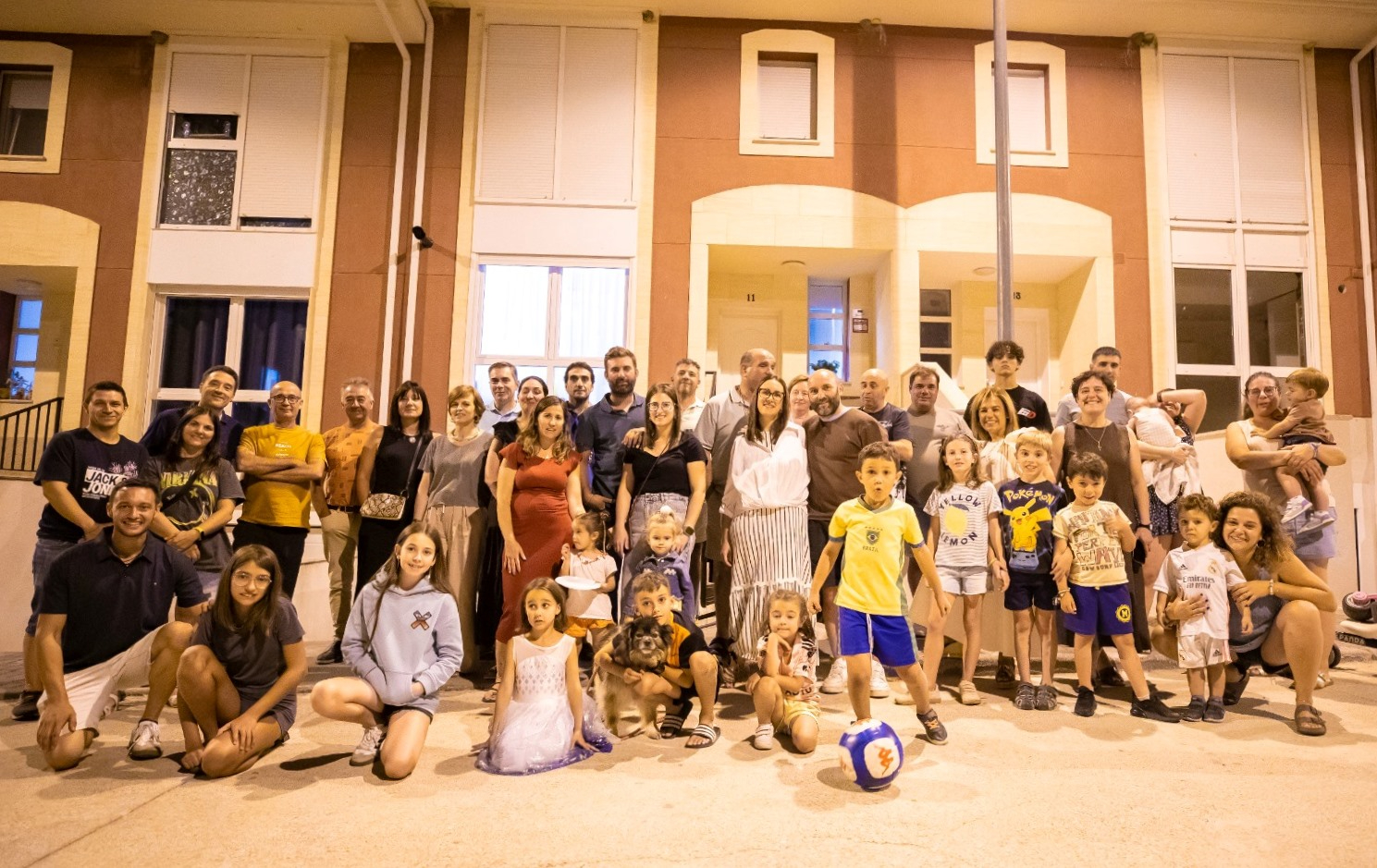 Los vecinos del Fortín de Castaños confraternizan con una cena al aire libre