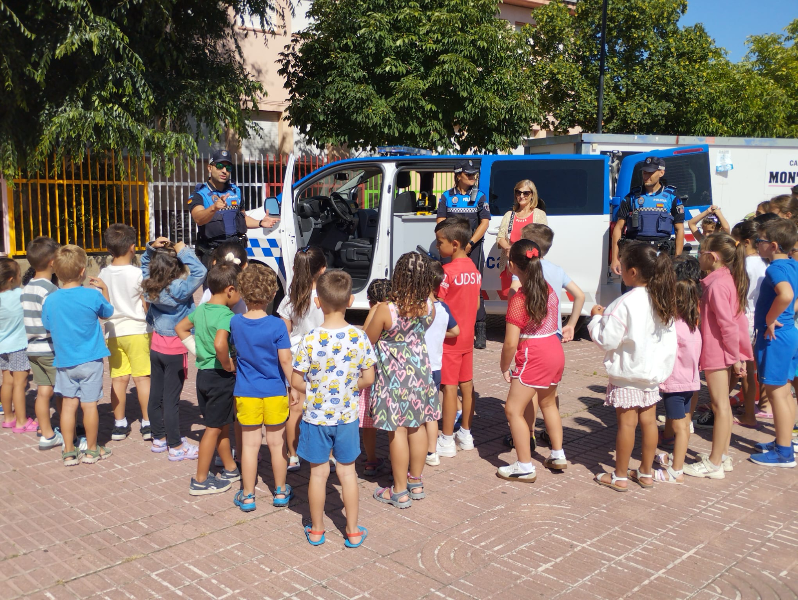Niños del campamento de Santa Marta, policías por un día