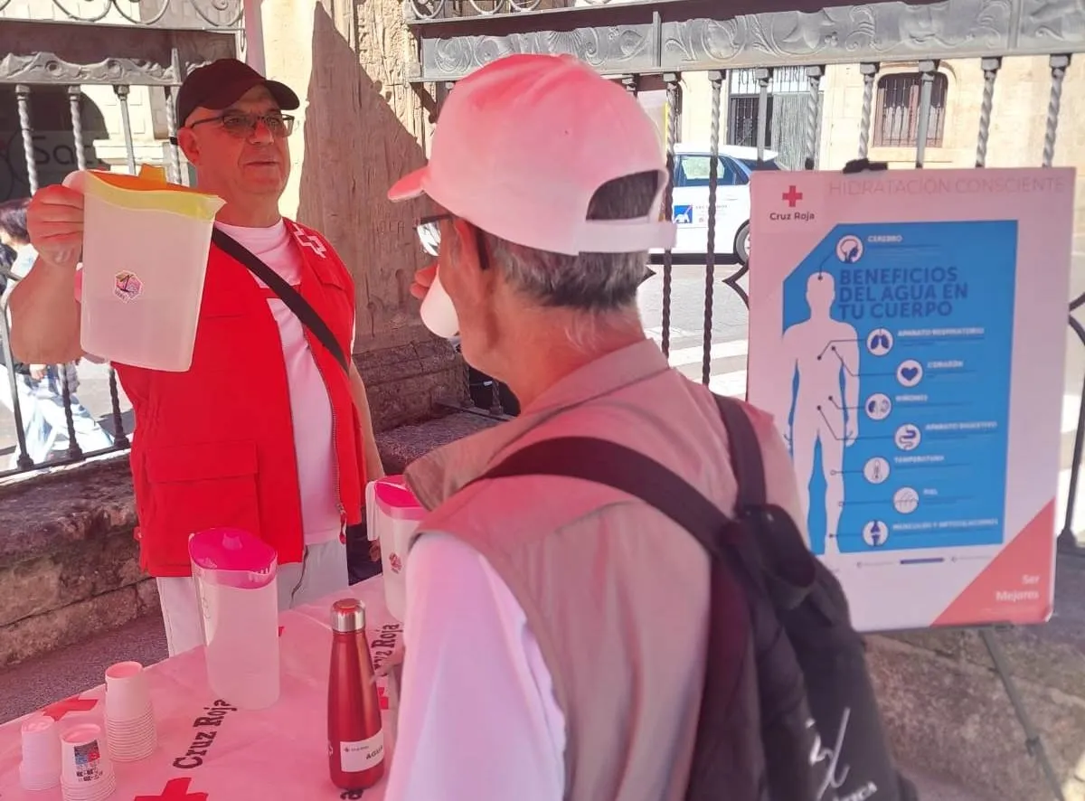 Foto 2 - Cruz Roja conciencia a mirobrigenses y forasteros sobre los riesgos del calor