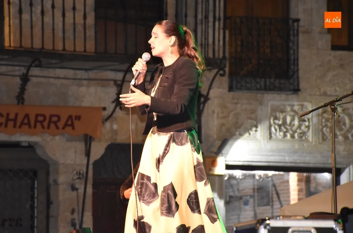 Foto 7 - Vera Nunes expande la magia de sus fados por la Plaza Mayor mirobrigense