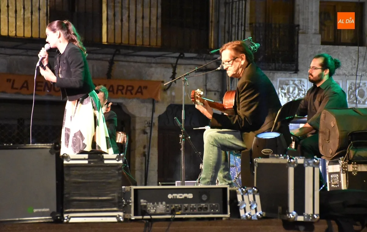 Foto 8 - Vera Nunes expande la magia de sus fados por la Plaza Mayor mirobrigense
