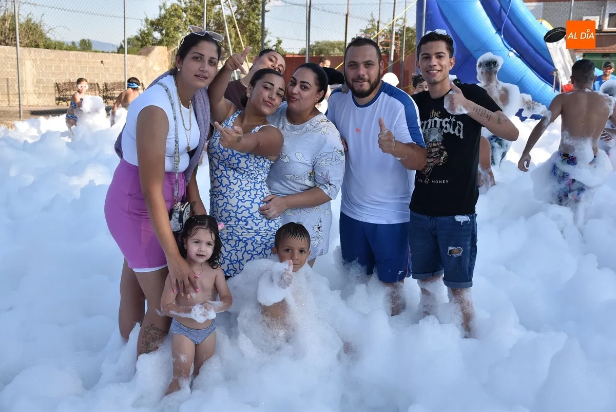 Foto 2 - Ni&ntilde;os y no tan ni&ntilde;os alivian el calor con hinchables acu&aacute;ticos y una fiesta de la espuma