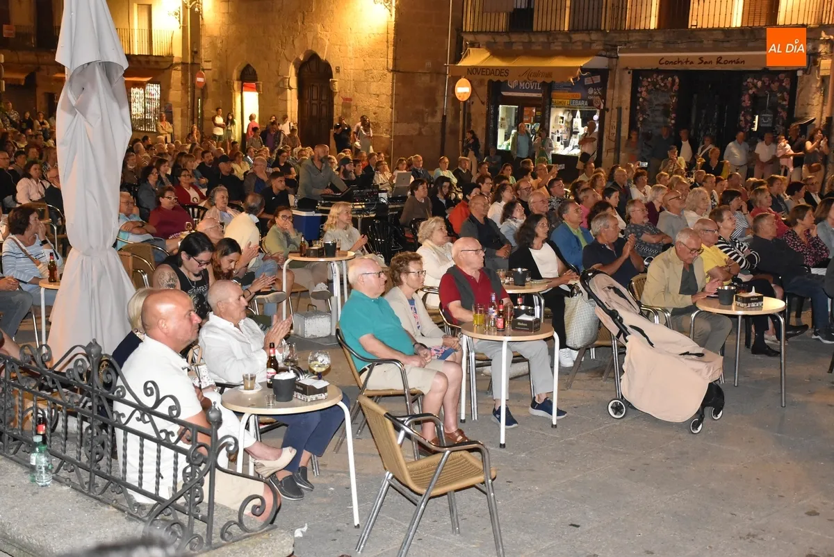 Foto 9 - Vera Nunes expande la magia de sus fados por la Plaza Mayor mirobrigense