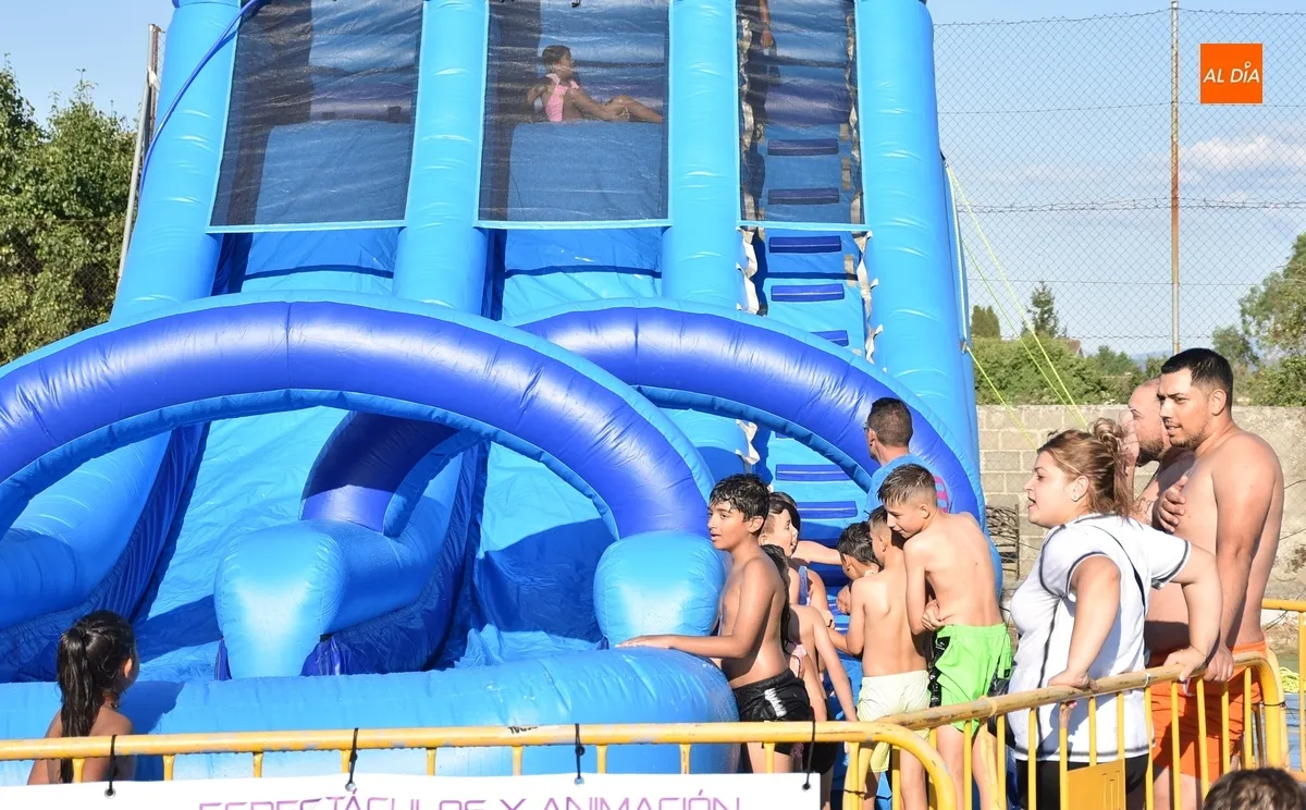 Foto 3 - Ni&ntilde;os y no tan ni&ntilde;os alivian el calor con hinchables acu&aacute;ticos y una fiesta de la espuma