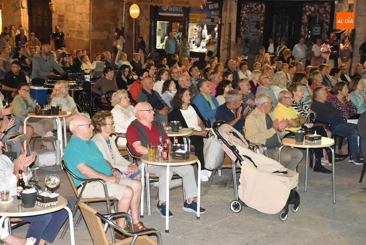 Foto 10 - Vera Nunes expande la magia de sus fados por la Plaza Mayor mirobrigense