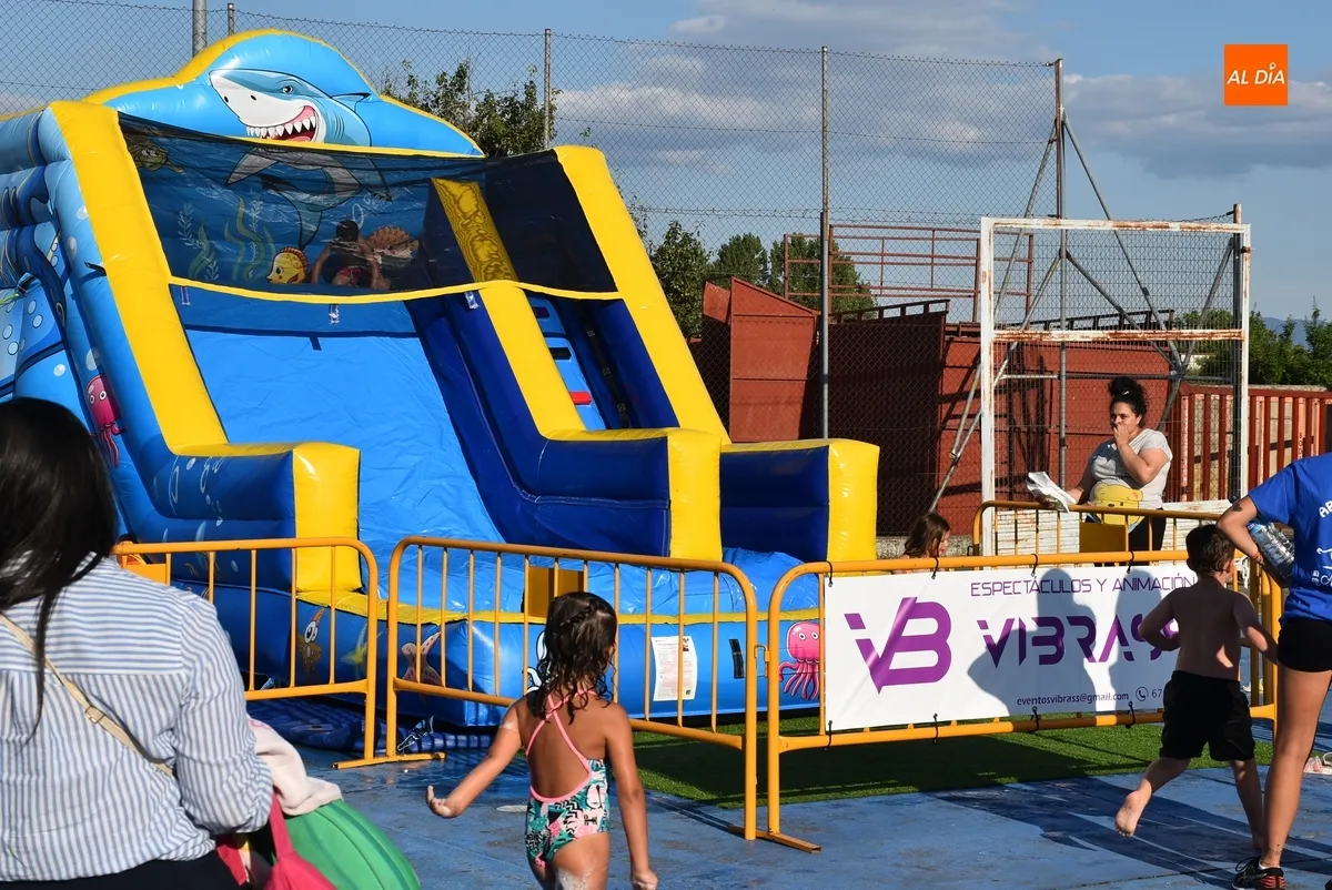 Foto 4 - Ni&ntilde;os y no tan ni&ntilde;os alivian el calor con hinchables acu&aacute;ticos y una fiesta de la espuma