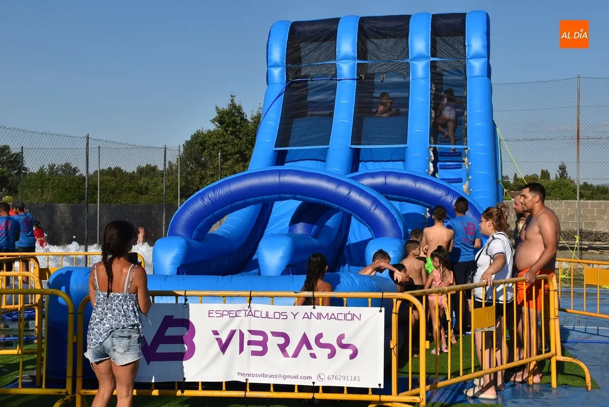 Foto 5 - Ni&ntilde;os y no tan ni&ntilde;os alivian el calor con hinchables acu&aacute;ticos y una fiesta de la espuma