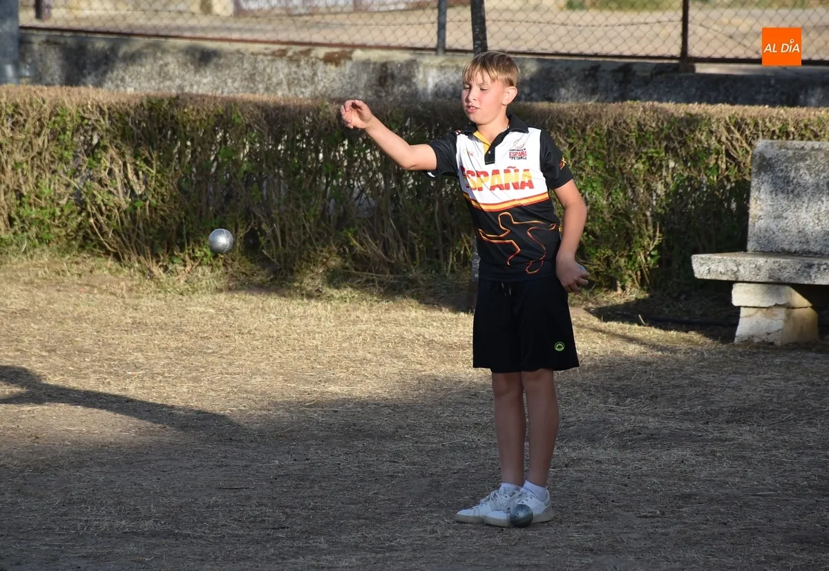 Foto 3 - Lorena y Enay se adjudican el cl&aacute;sico Campeonato de Petanca de la Avenida de Espa&ntilde;a