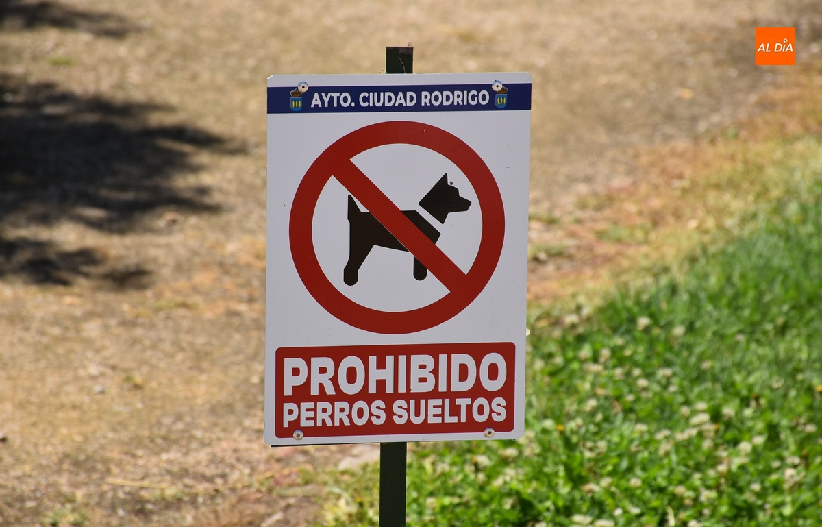 Colocados unos carteles prohibiendo la presencia de perros sueltos en la Alameda Vieja