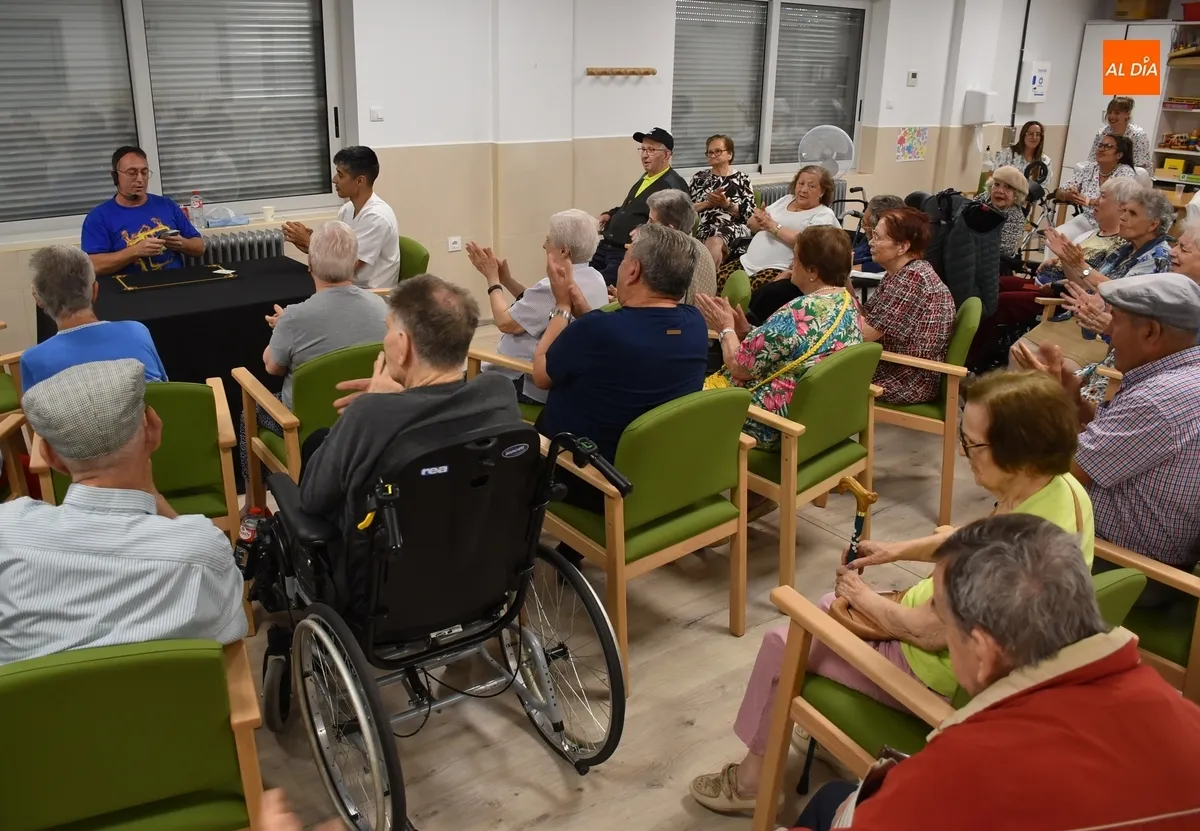 Foto 2 - &Oacute;scar Huebra ofrece una tarde de magia en la Residencia Mixta por el D&iacute;a de los Abuelos