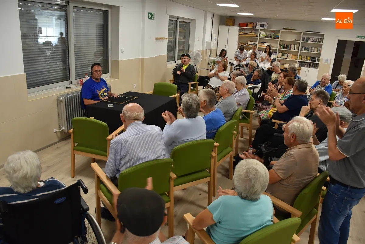 Foto 4 - &Oacute;scar Huebra ofrece una tarde de magia en la Residencia Mixta por el D&iacute;a de los Abuelos