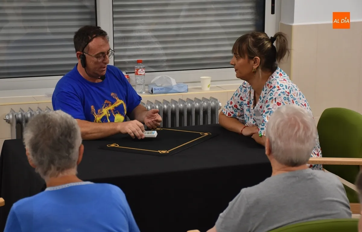 Foto 10 - &Oacute;scar Huebra ofrece una tarde de magia en la Residencia Mixta por el D&iacute;a de los Abuelos