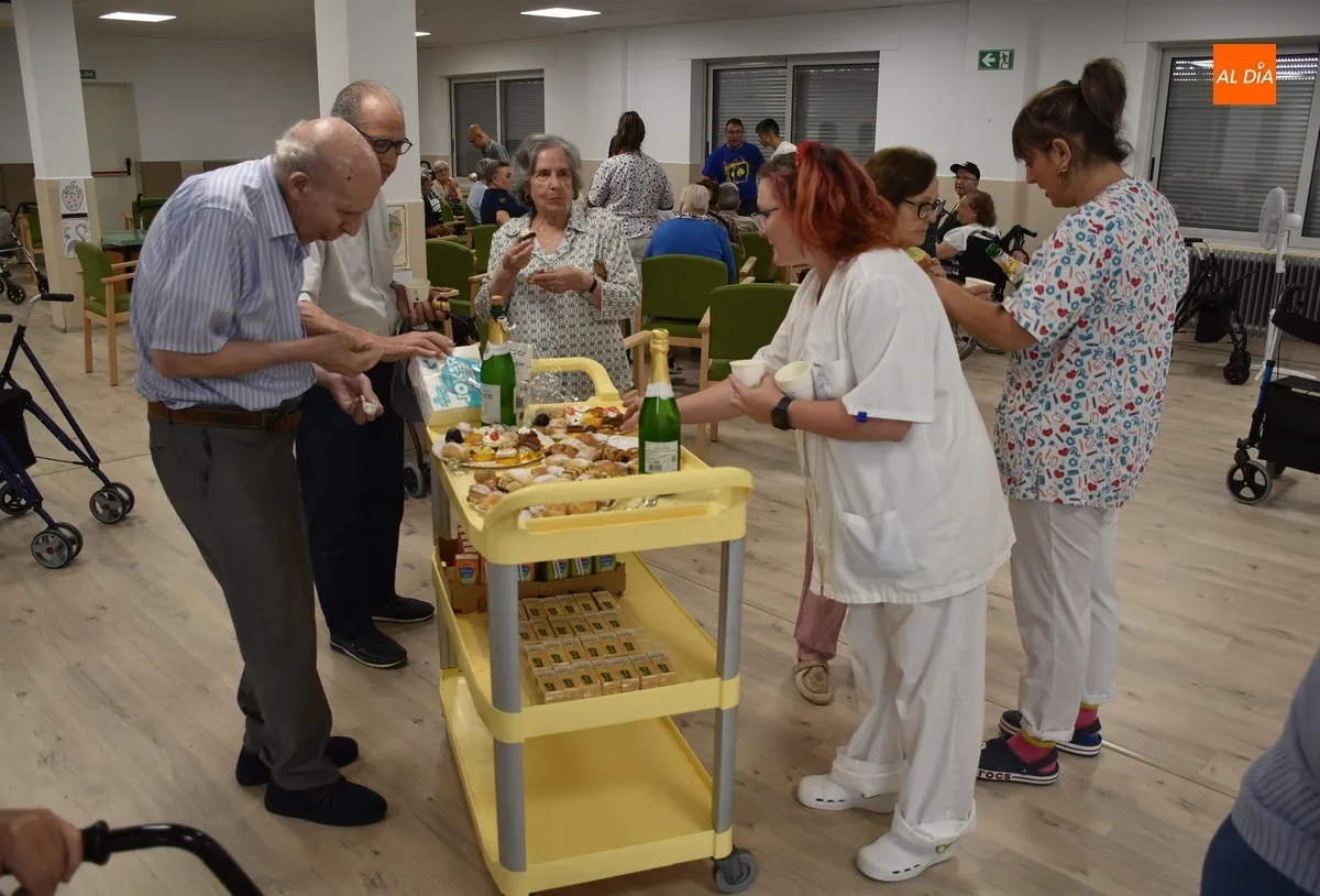 Foto 11 - &Oacute;scar Huebra ofrece una tarde de magia en la Residencia Mixta por el D&iacute;a de los Abuelos