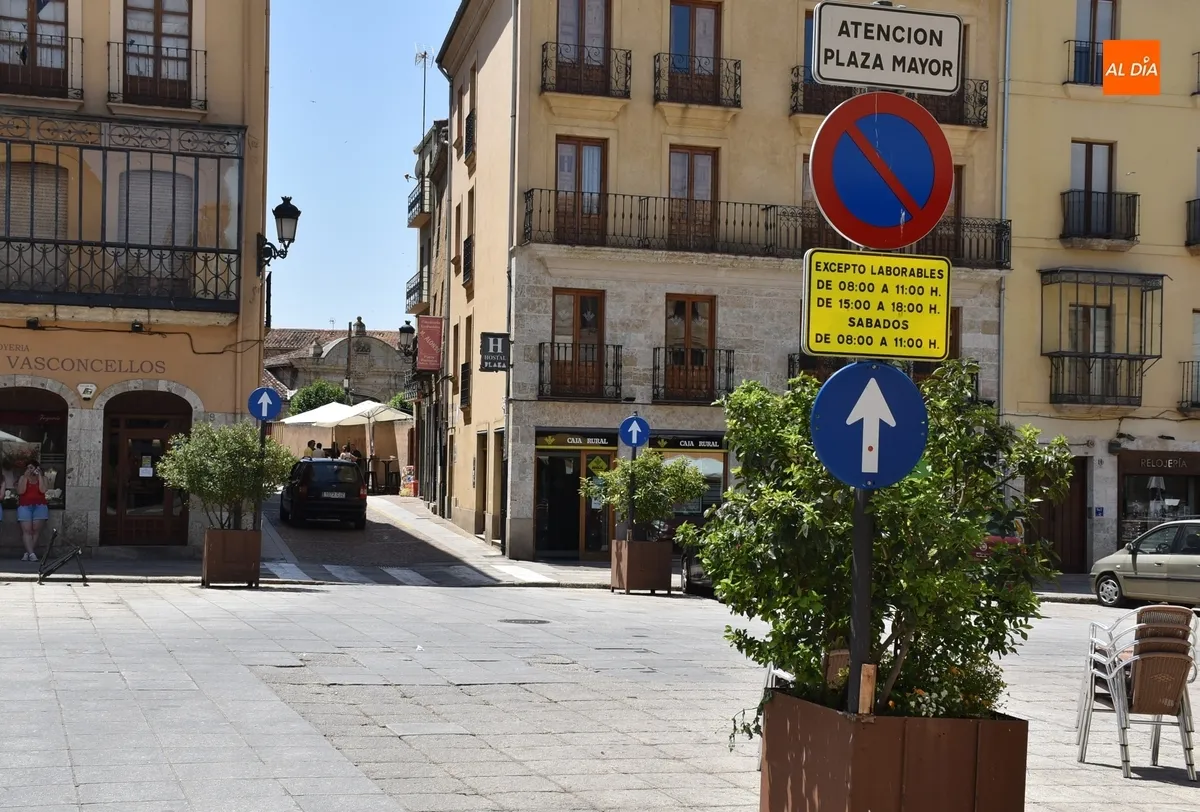 Foto 4 - Varios veh&iacute;culos &lsquo;se resisten&rsquo; a abandonar la Plaza Mayor en las primeras horas de prohibici&oacute;n