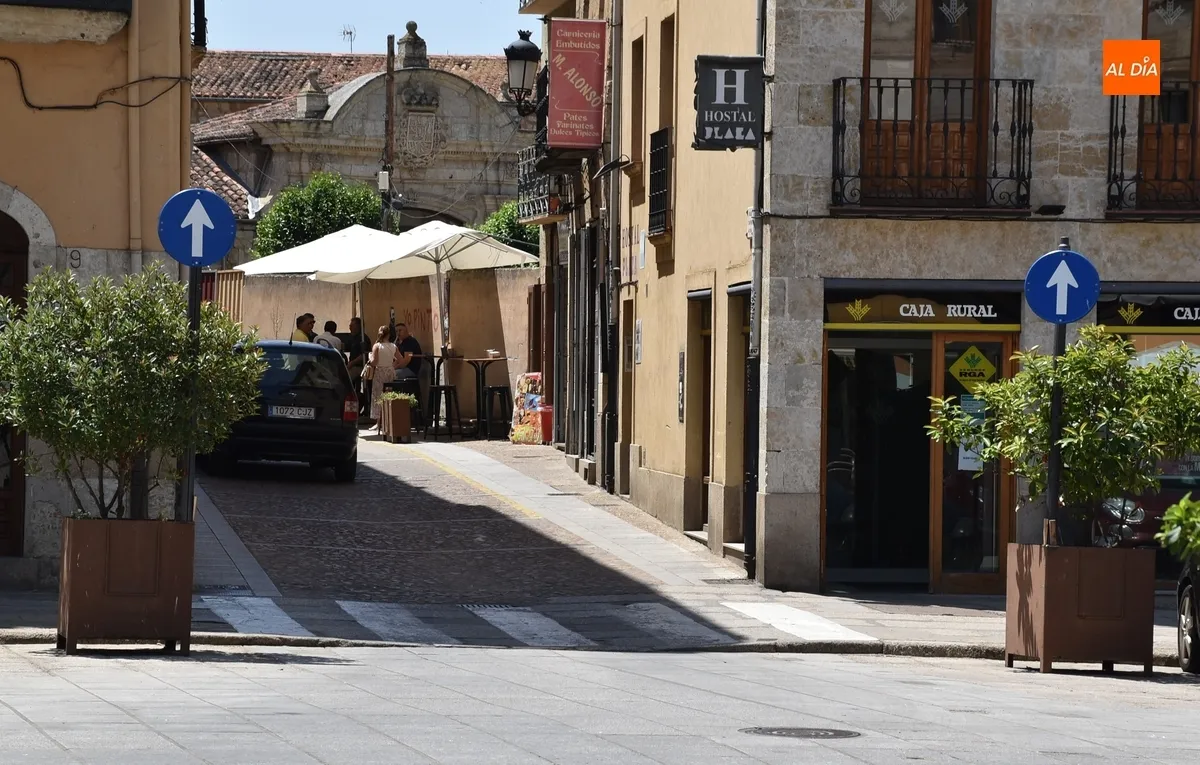 Foto 3 - Varios veh&iacute;culos &lsquo;se resisten&rsquo; a abandonar la Plaza Mayor en las primeras horas de prohibici&oacute;n