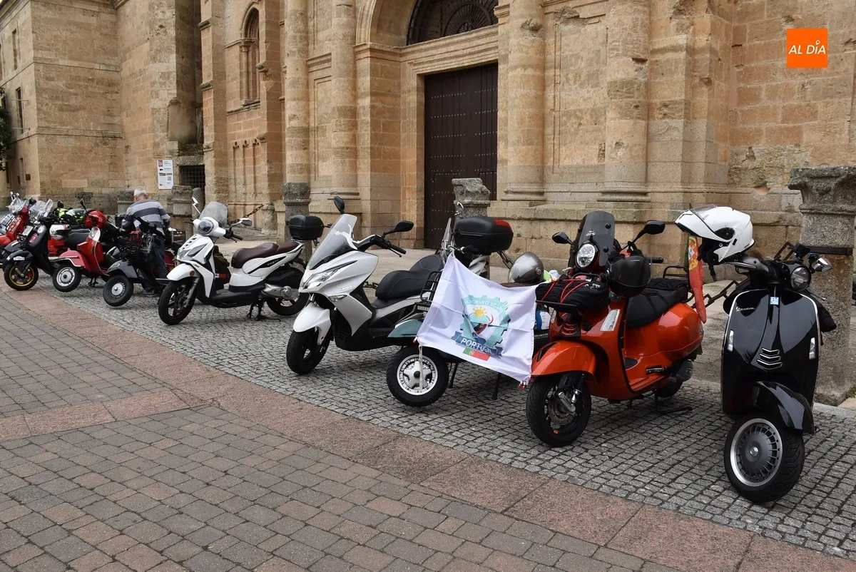 Foto 3 - Una veintena de monturas participa en el 2&ordm; Paseo en Vespa