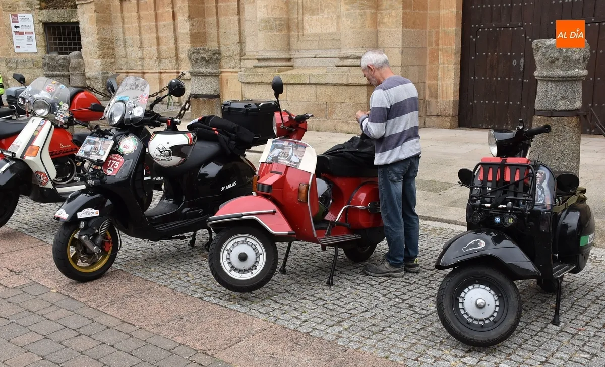 Foto 5 - Una veintena de monturas participa en el 2&ordm; Paseo en Vespa