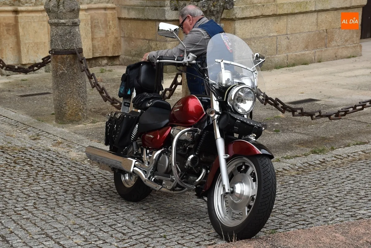 Foto 10 - Una veintena de monturas participa en el 2&ordm; Paseo en Vespa