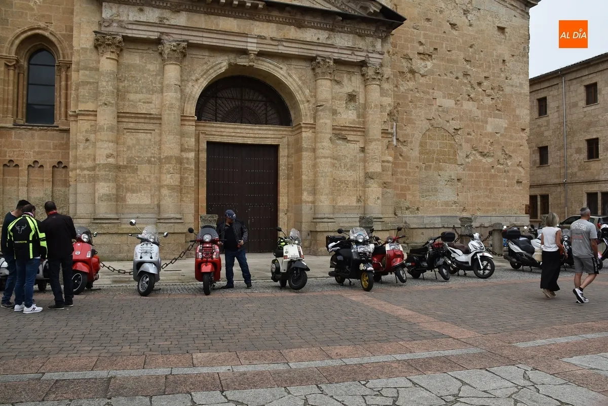 Foto 11 - Una veintena de monturas participa en el 2&ordm; Paseo en Vespa