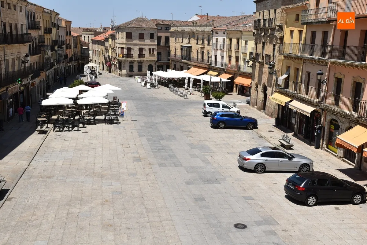 Foto 2 - Varios veh&iacute;culos &lsquo;se resisten&rsquo; a abandonar la Plaza Mayor en las primeras horas de prohibici&oacute;n