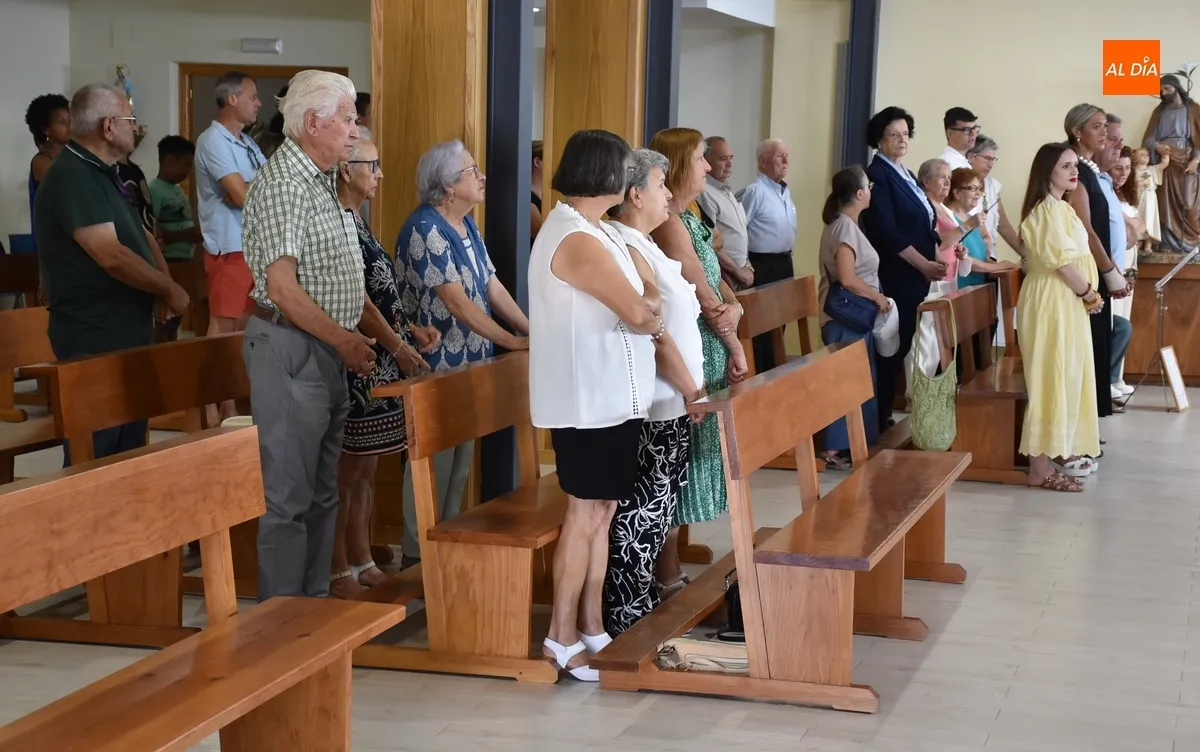 Foto 3 - La Parroquia de El Salvador honra a Santa Ana en su misa dominical