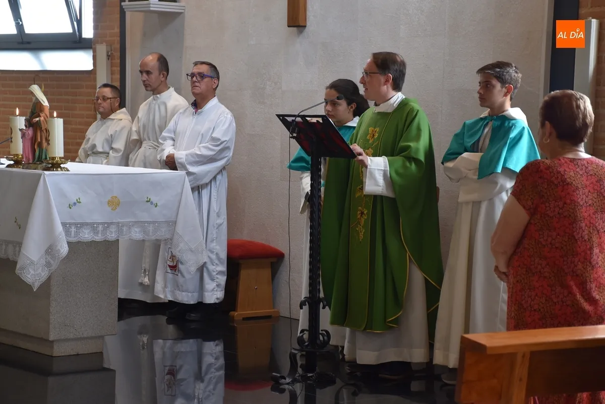 Foto 4 - La Parroquia de El Salvador honra a Santa Ana en su misa dominical