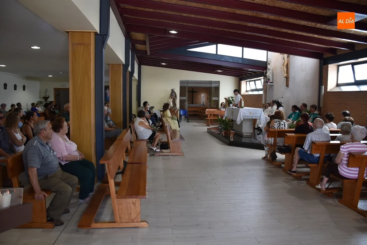 Foto 9 - La Parroquia de El Salvador honra a Santa Ana en su misa dominical