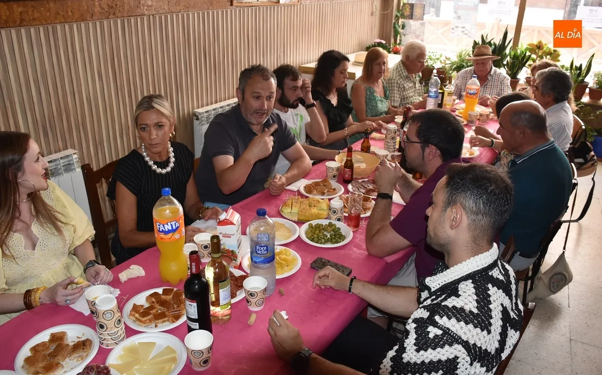 Foto 6 - Santa Ana remata sus fiestas con un aperitivo de confraternizaci&oacute;n