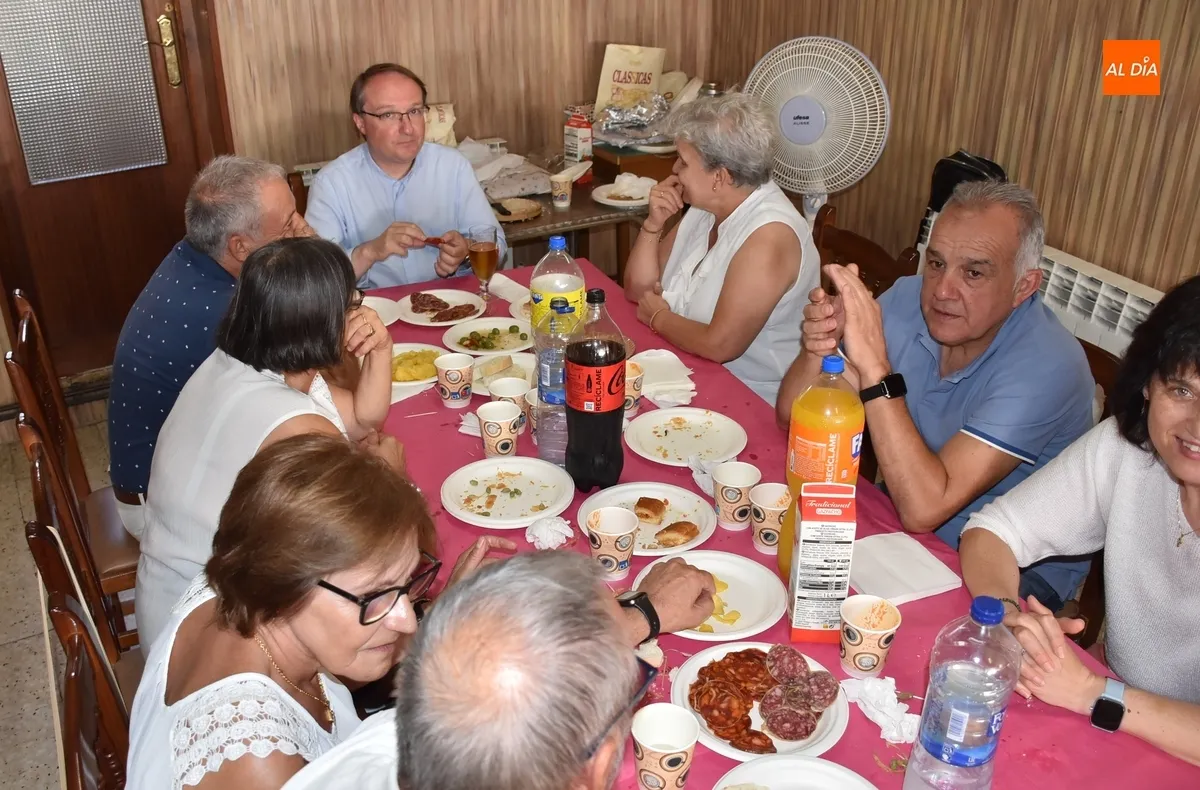 Foto 9 - Santa Ana remata sus fiestas con un aperitivo de confraternizaci&oacute;n