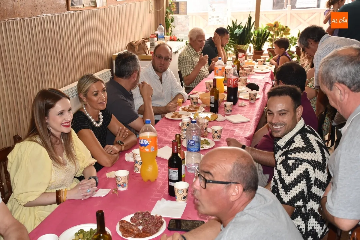 Foto 10 - Santa Ana remata sus fiestas con un aperitivo de confraternizaci&oacute;n