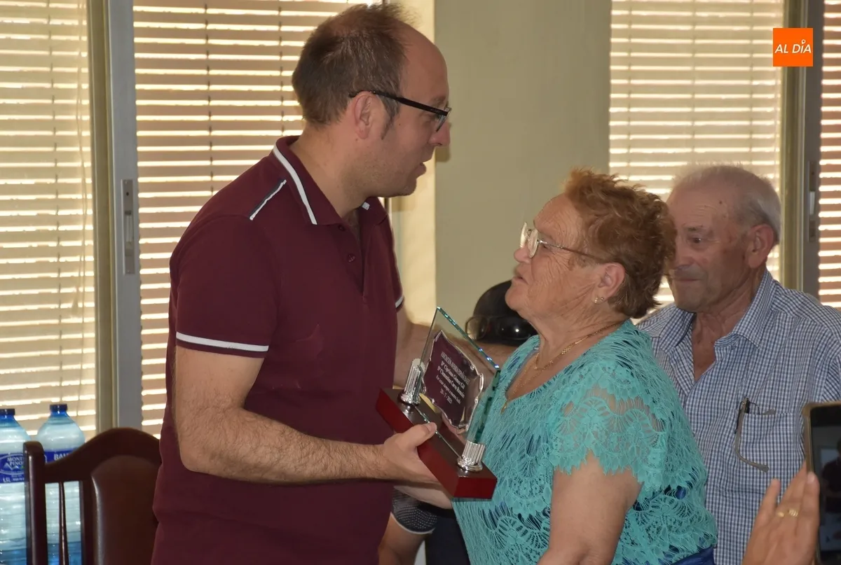Foto 5 - Cipriano G&oacute;mez y Clementina Corvo reciben un homenaje en el fin de fiestas de la Avenida de Espa&ntilde;a