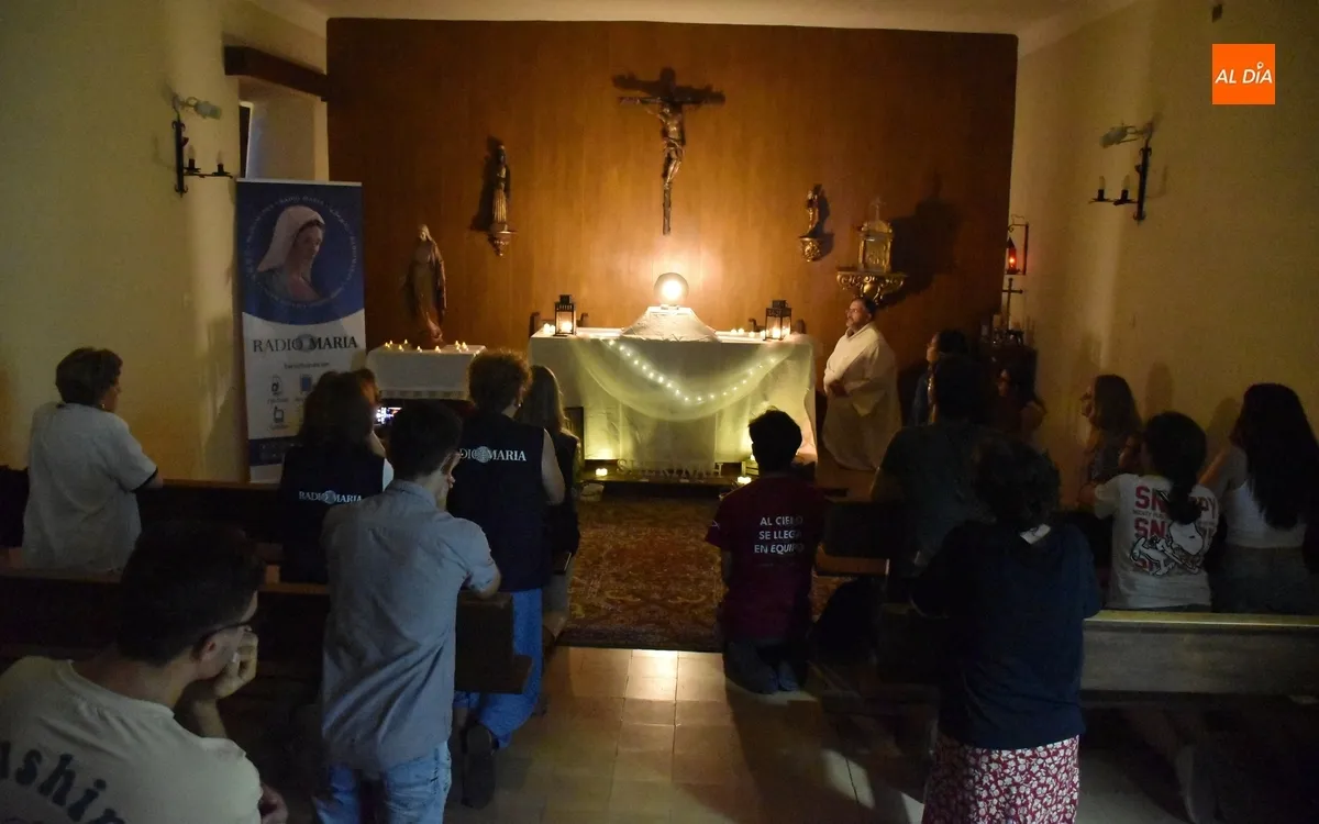 Foto 11 - Los j&oacute;venes de Shekinah se acercan a Radio Mar&iacute;a a trav&eacute;s de su Reina