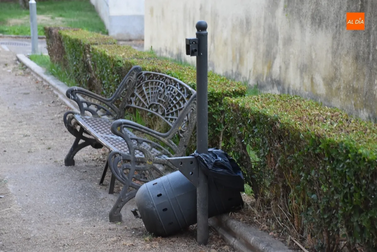 Foto 3 - Las papeleras de la entrada al Camino de las Higueras sufren un ataque vand&aacute;lico m&uacute;ltiple