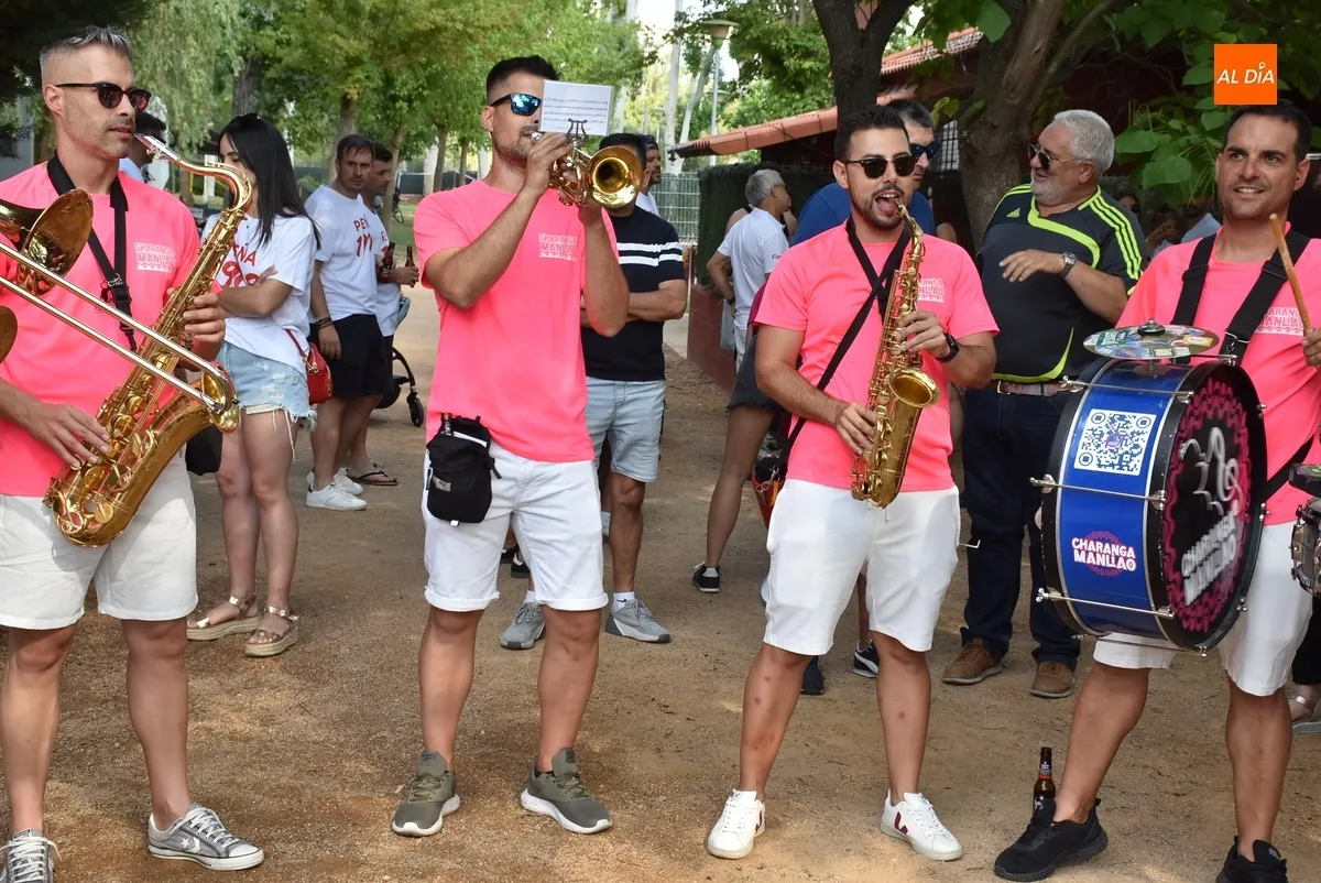 Foto 4 - La Pe&ntilde;a 1909 hace su debut en una larga tarde festiva guiada por los sones de Manliao
