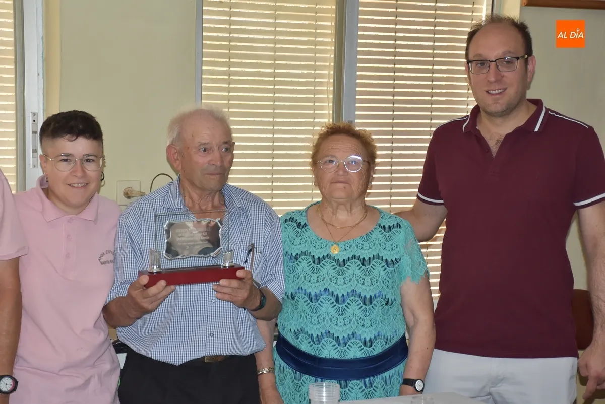 Foto 9 - Cipriano G&oacute;mez y Clementina Corvo reciben un homenaje en el fin de fiestas de la Avenida de Espa&ntilde;a