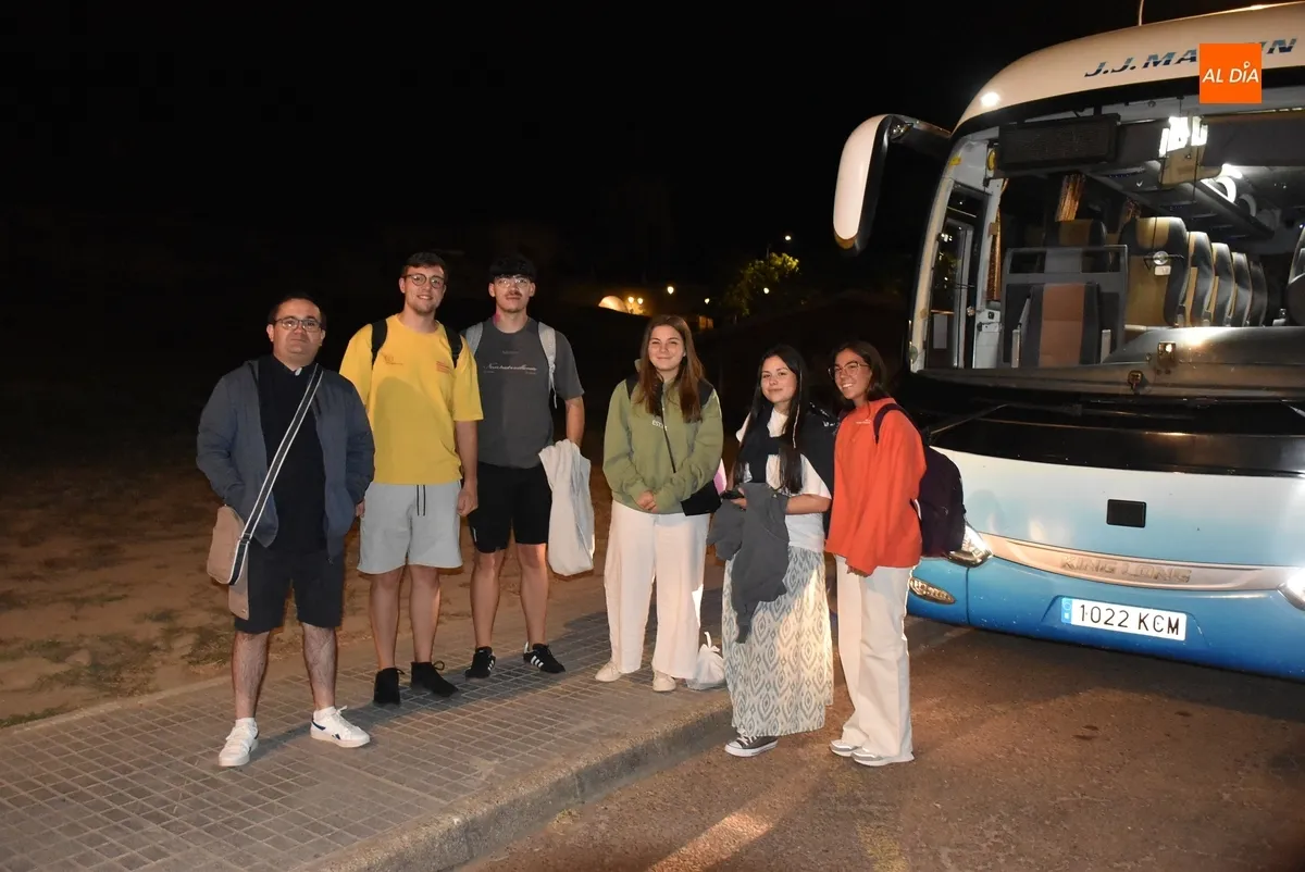 Foto 2 - Parten hacia Roma los j&oacute;venes de la Di&oacute;cesis que van a asistir al Jubileo de los J&oacute;venes
