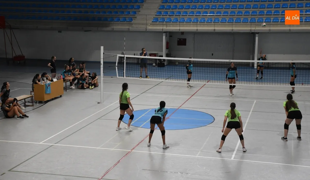 Foto 2 - Entretenida fase de grupos del 4&ordm; Torneo de Voleibol Femenino